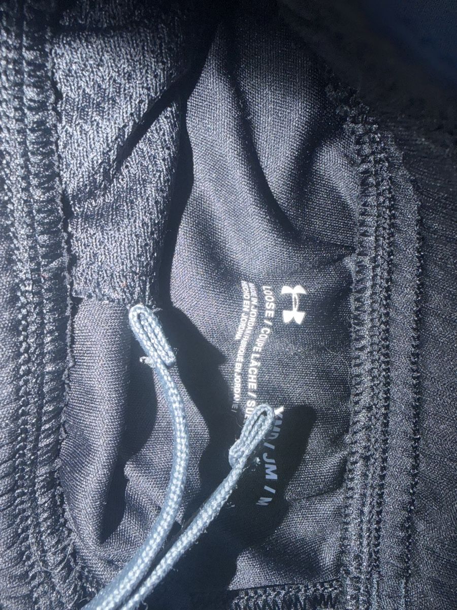 Under Armour Lotti & Set di vestiti: Under armor bundle: 4 Tshirt 1 Turnhose – Usato da Lenzburg venduto da Stone07 4