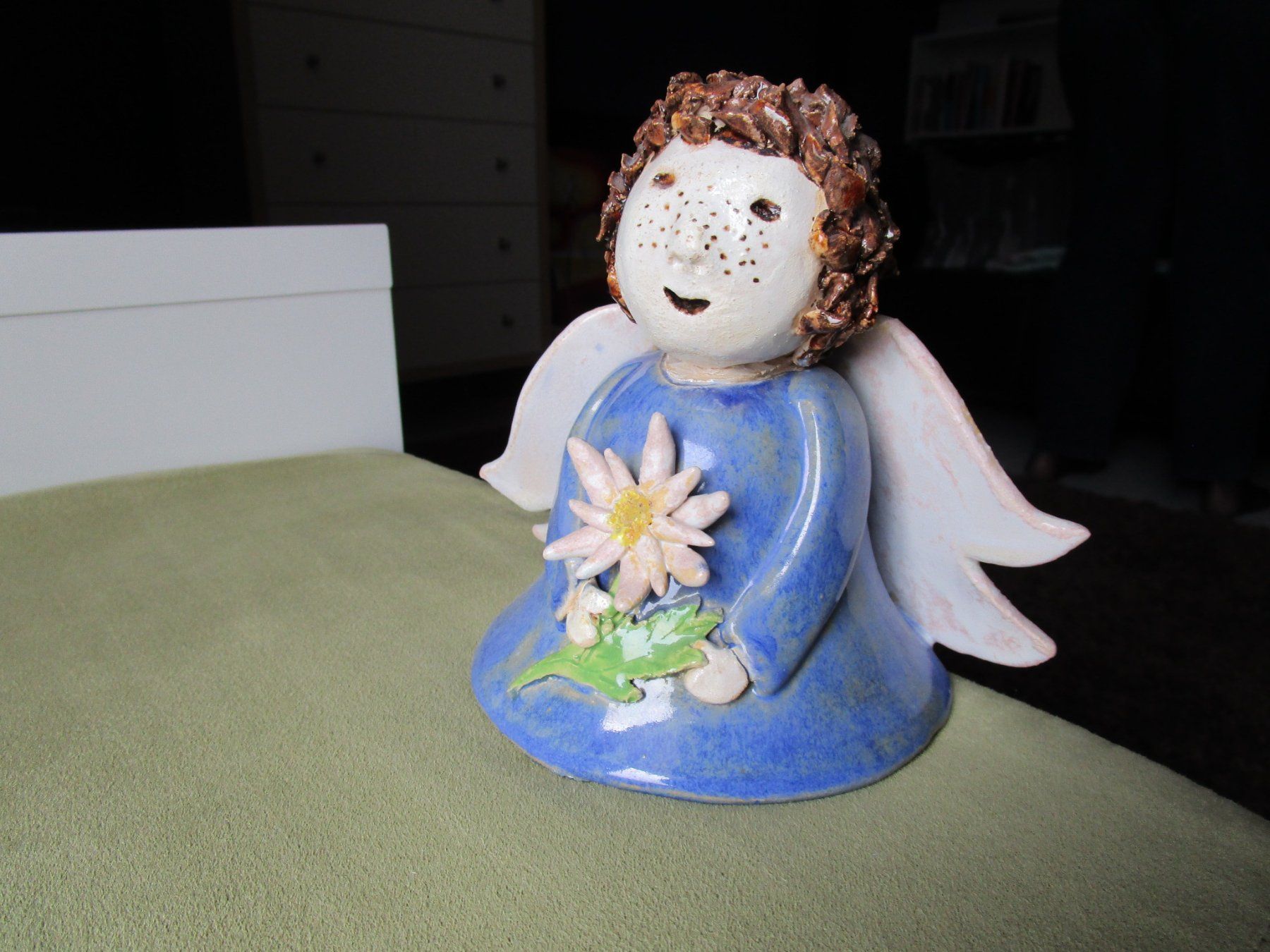 Figuren: Süsser Keramik Engel mit Edelweiss – Gebraucht aus Eggersriet von Fredb 1