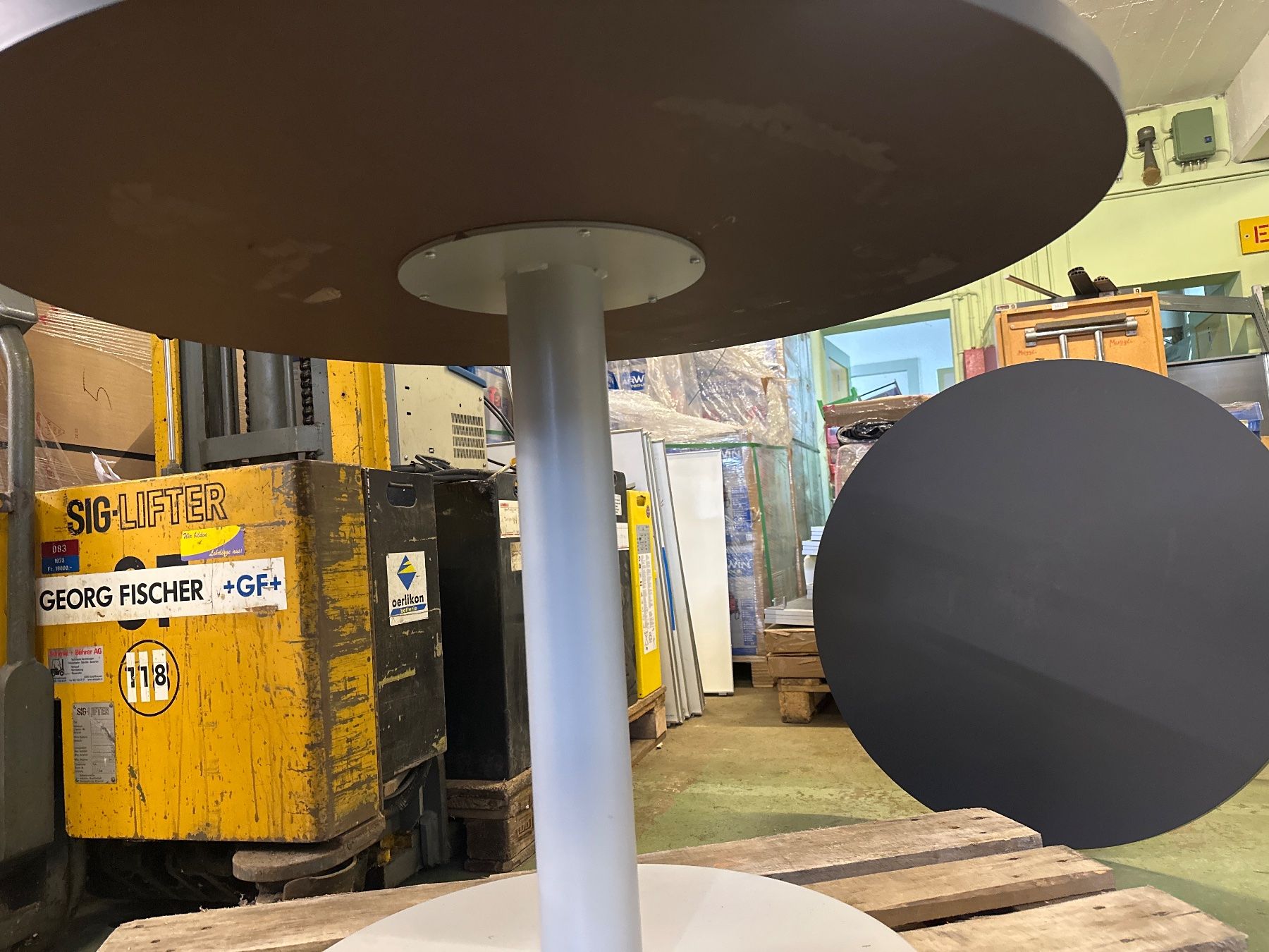 Tische: Robuster runder Tisch, Sitzungstisch in anthrazit 100cm – Gebraucht aus Necker von liq24 2