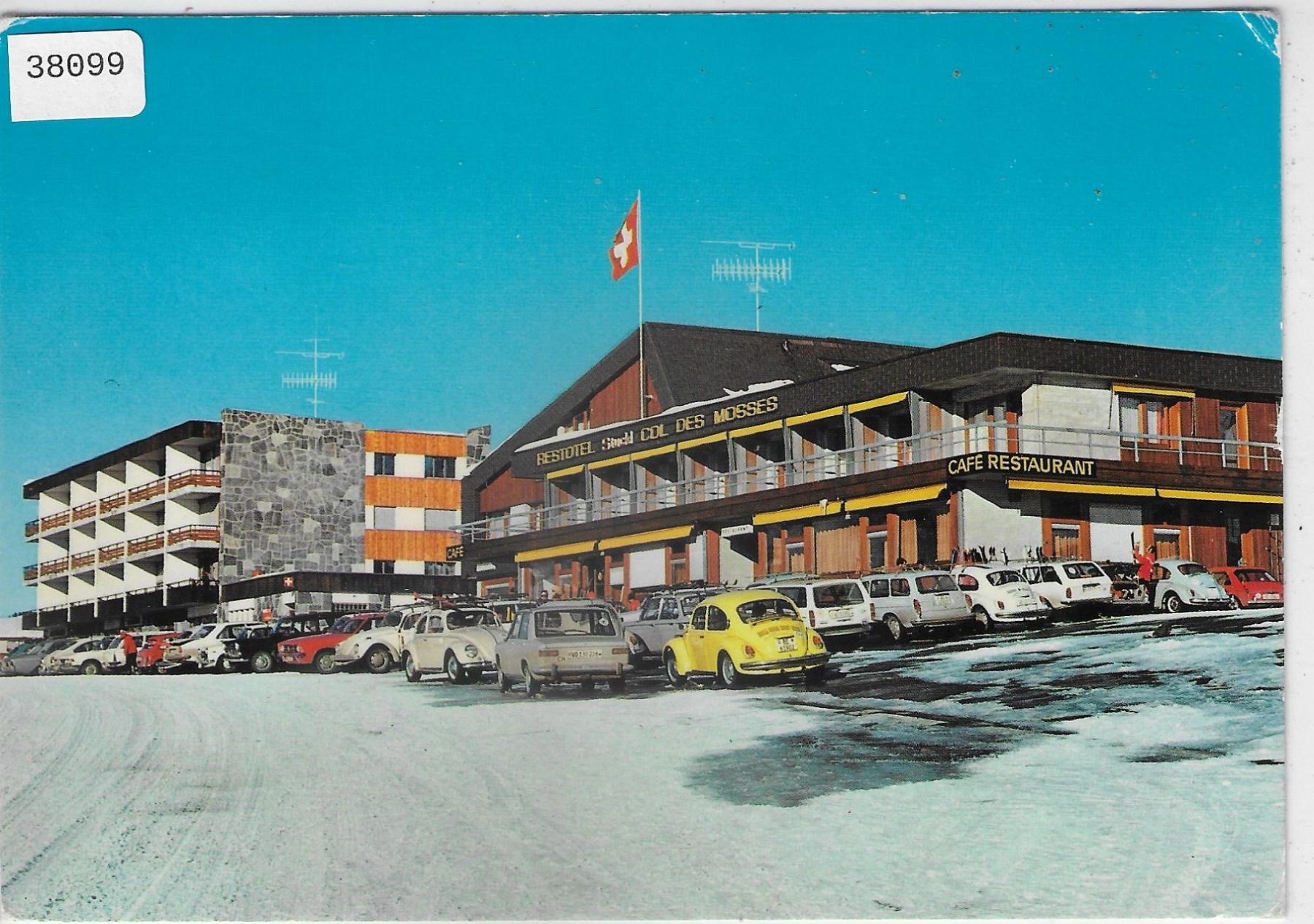 Cartoline postali: Restaurant Col des Mosses - Autos VW-Käfer – Usato da Ettingen venduto da Kartenplanet