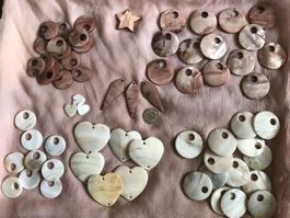 Divers  pendentifs en nacre naturelle, variés au choix