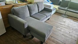 Kleines, gemütliches Sofa mit Hocker zu verkaufen – 183 ×130