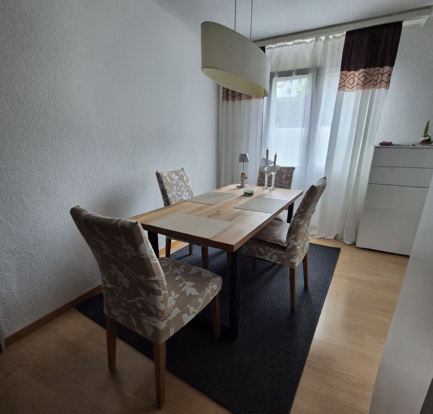 Tavoli: Schöner Holztisch mit 4 Stuehlen – Usato da Jona venduto da MarySommer