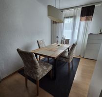 Schöner Holztisch mit 4 Stuehlen