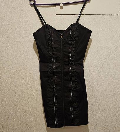 Schwarzes, enges Kleid