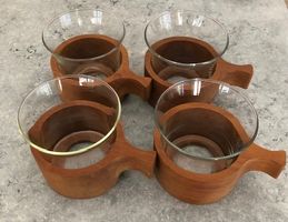 4 tasses en verre avec support bois état bonne