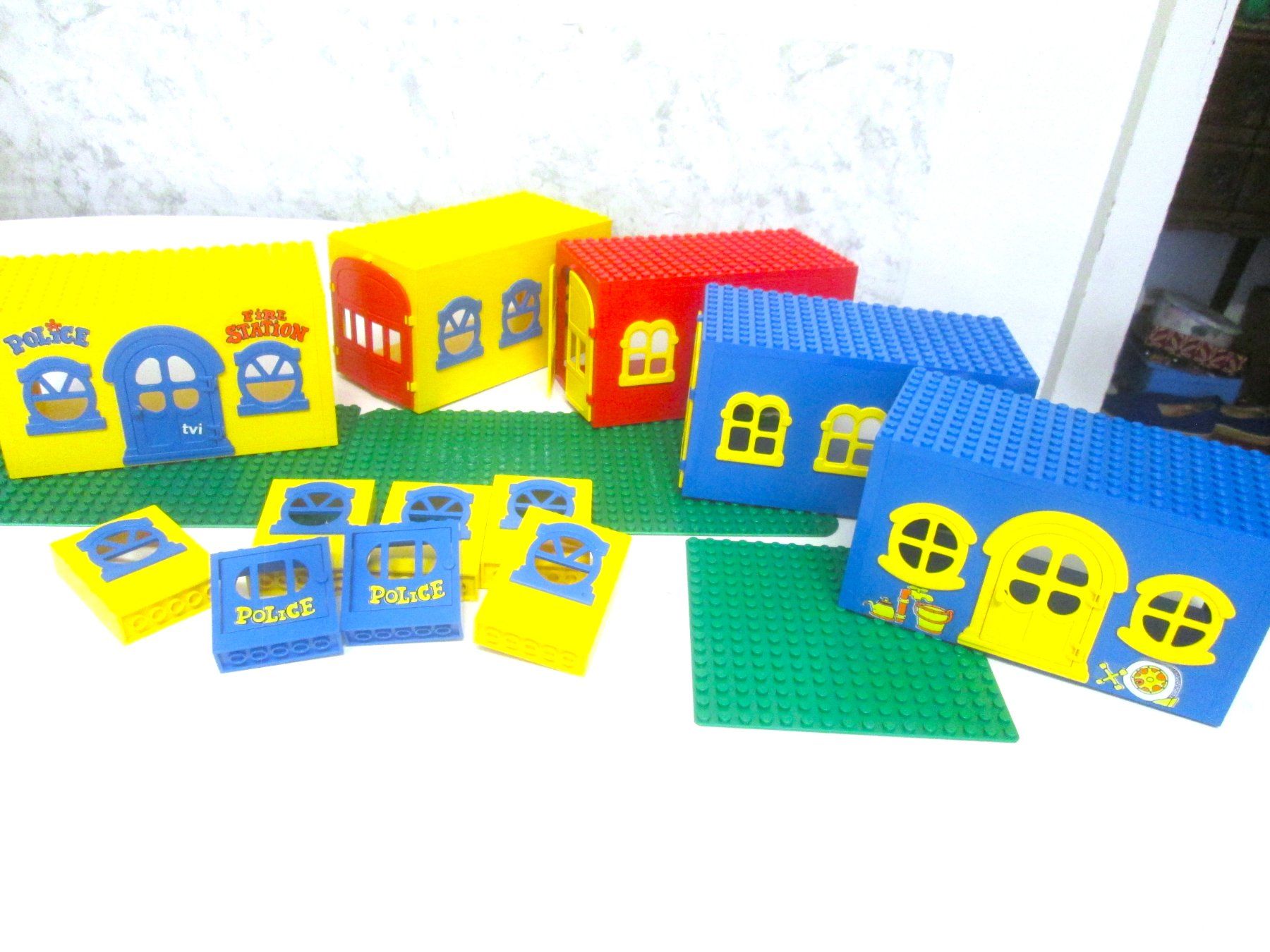 Lego Baukästen: 5 Lego Häuschen + Plattformen – Gebraucht aus Sementina von babucia
