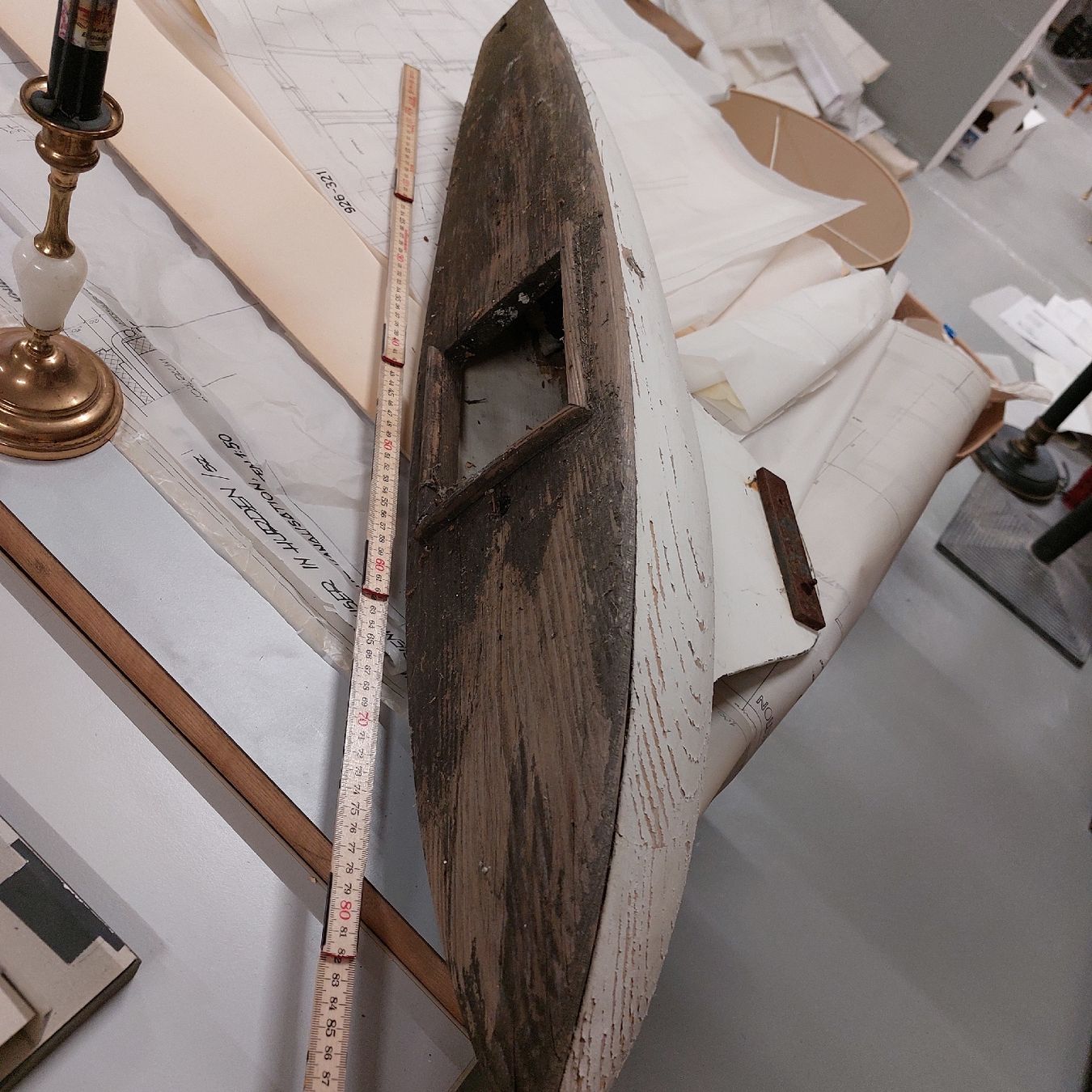 Articoli in legno: Modellboot massiv Holz, weiss ca 95 cm lang – Usato da Freienbach venduto da Stuagert