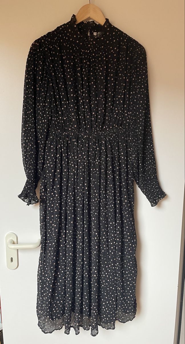 Vila Kleider: Vila Kleid, schwarz, mit Pünktchen, Grösse 40 – Gebraucht aus Buchs SG von Buxerli_