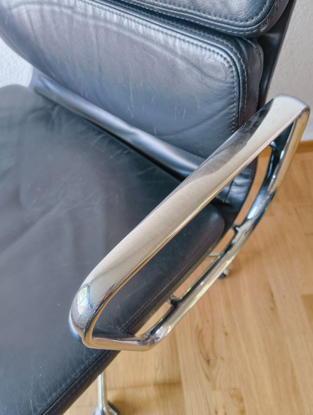 Vitra Chaises: Vitra Eames Softpad Chair auf Rollen – D'occasion à Bäch SZ par Architekt66 2