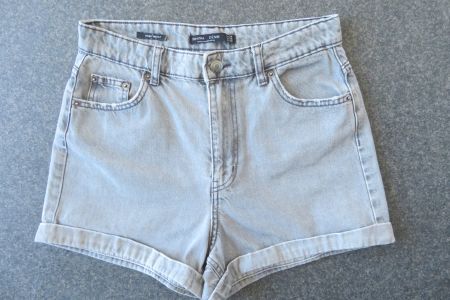Bershka Highwaist Denimshorts Grösse  38