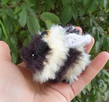 Amigurumi Schlüsselanhänger mit flauschige Biene