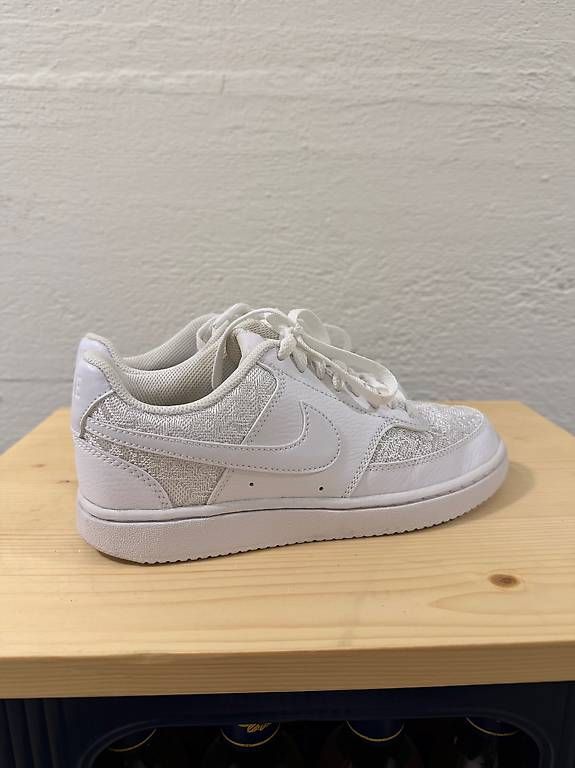 Nike Scarpe da donna: Nike Sneaker weiss/silber Gr. 37.5 – Usato da Altdorf UR venduto da taminavonholzen 1
