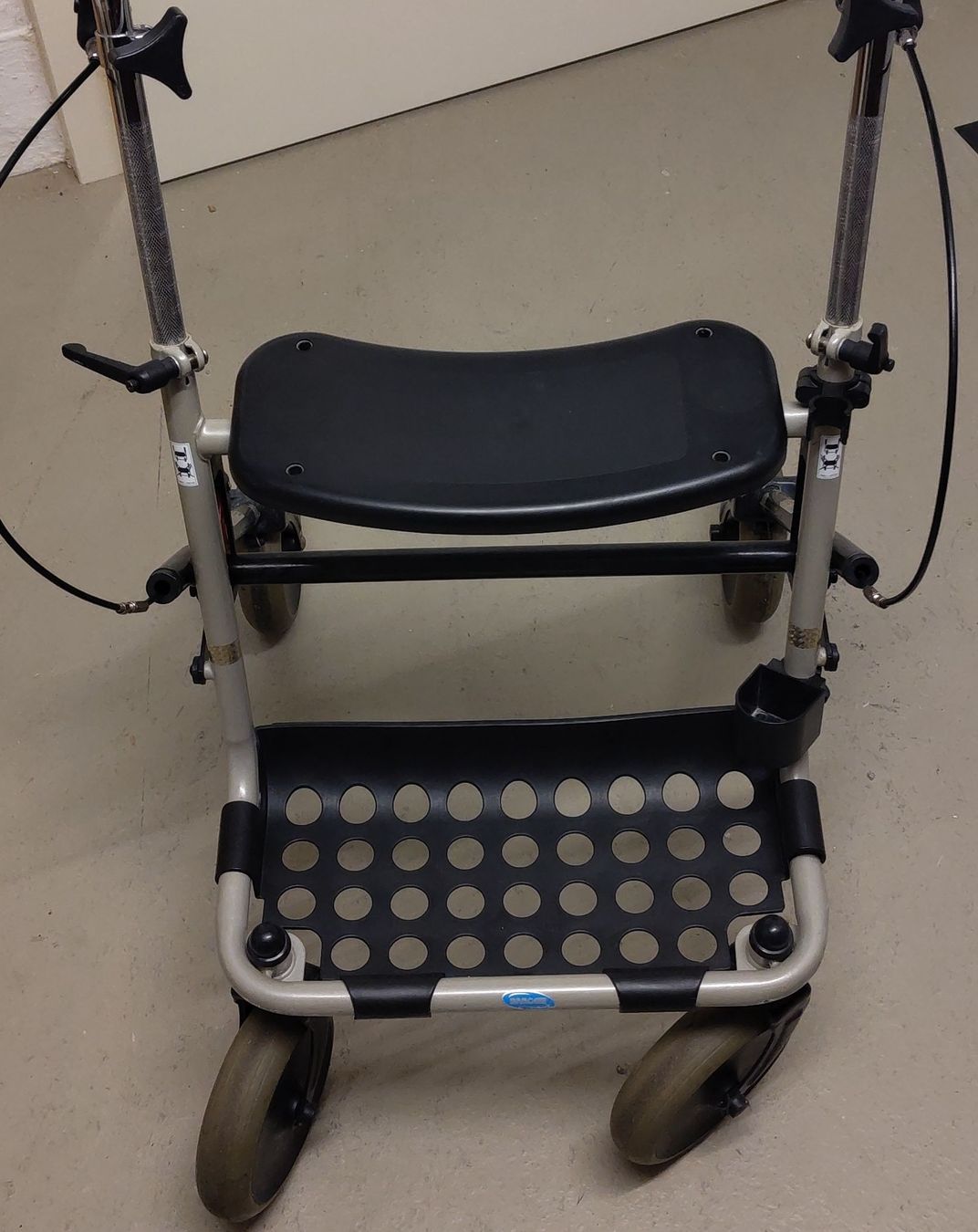 Ausili per la deambulazione: Rollator Invacaer silber mit Sitzfläche gebrauchter Zustand – Usato da Schaffhausen venduto da chr_2rw5