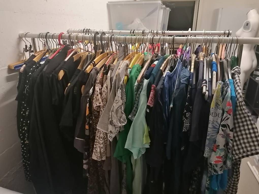 Lotti di vestiti: Flohmi: Diverse Kleider, Schuhe, Shirts, Pullis, etc. – Usato da Nänikon venduto da Manta87 1