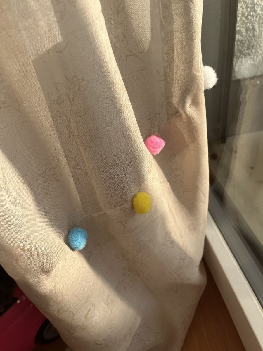 Vorhänge: Vorhänge mit farbigen Bommeln  Kinderzimmer! – Gebraucht aus Oberengstringen von Baby_Fashion 5