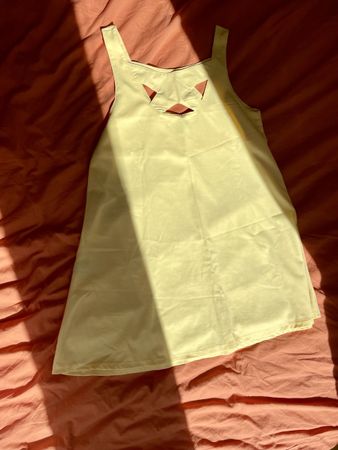 Sommer Kleid mit speziellem Ausschnitt, hell gelb