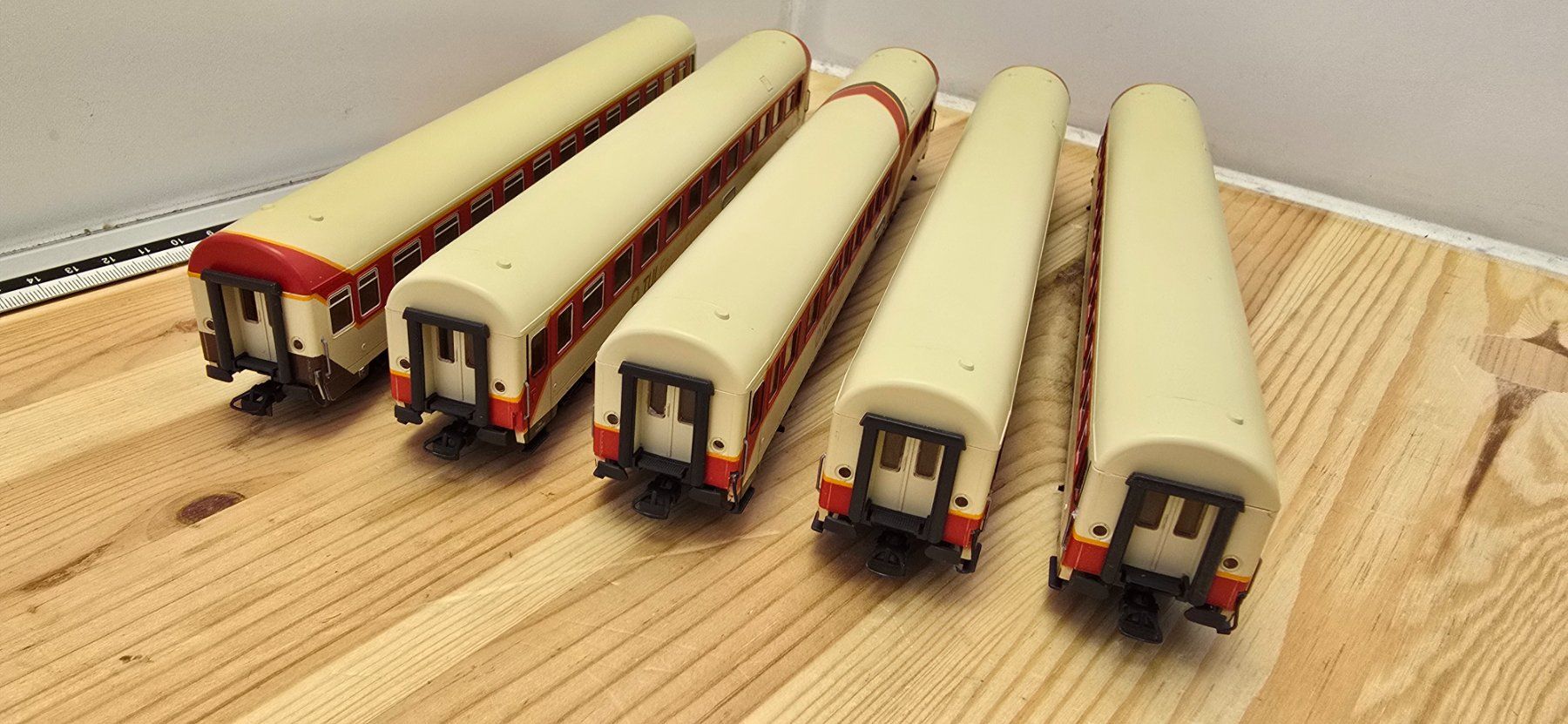 Roco Modelleisenbahnen: Roco TUI-Ferien-Express 5teilig – Neu (gemäss Beschreibung) aus Büsserach von ModellbahnDepot 5