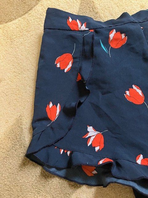 Pull&Bear Pantaloni: witzige shorts mit tulpen und rüschchen gr. s – Usato da Schwarzenberg LU venduto da kindler007 1