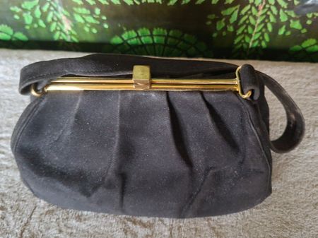 Hübsche,Vintage Handtasche Schwarz Stoff mit Goldverschluss