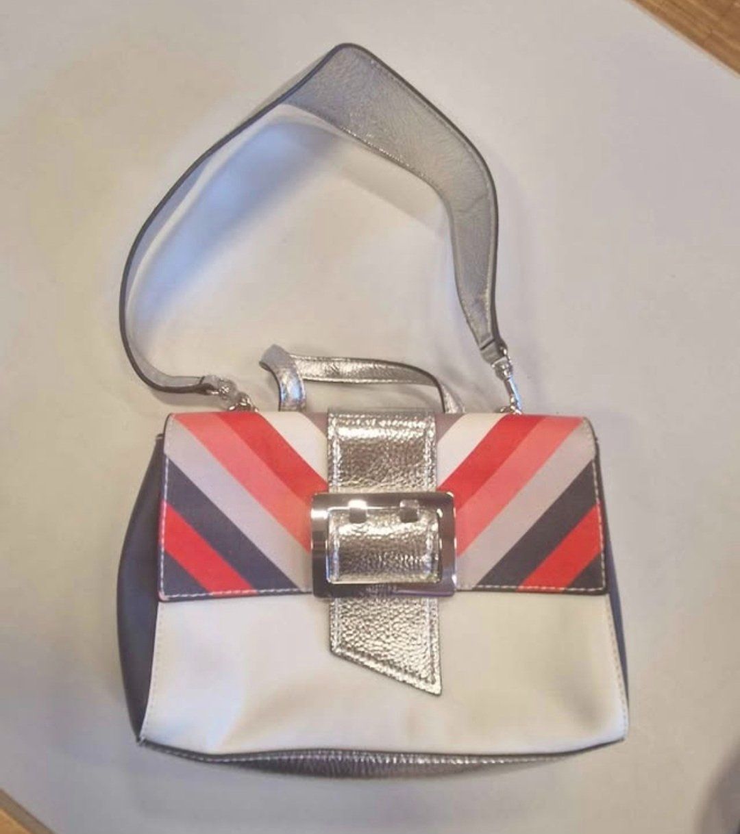 Guess Borse da donna: Sac a main Guess – Nuovo (secondo la descrizione) da Sonceboz-Sombeval venduto da ser_7cxw 1