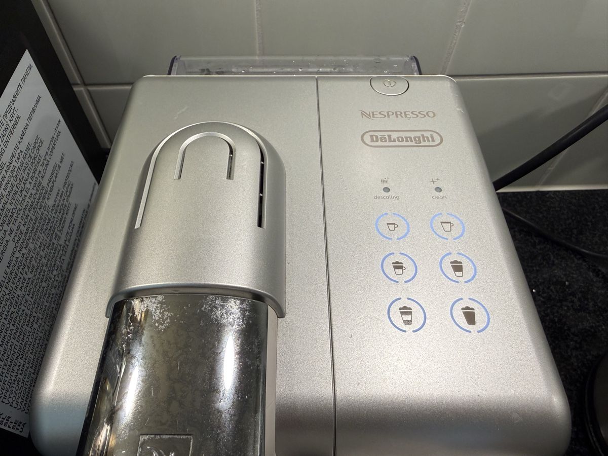 De'Longhi Kaffeemaschinen & Espressomaschinen: Nespresso DeLonghi Silver Used with milk frothing function – Gebraucht aus Zürich von Iris_li 1