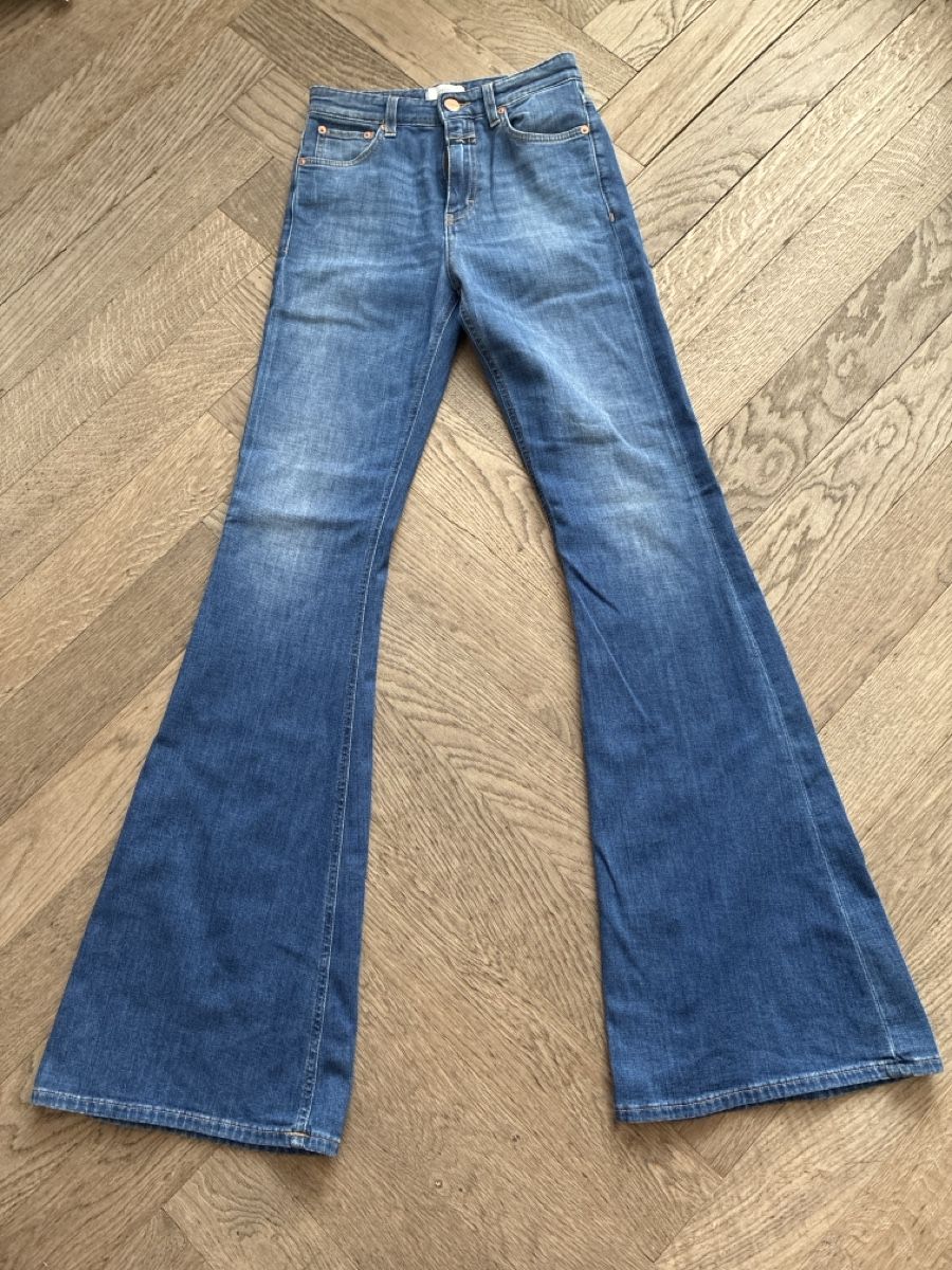 Jeans: Jeans CLOSED flared Damen Grösse 24 neuwertig – Usato da Zürich venduto da Dsire