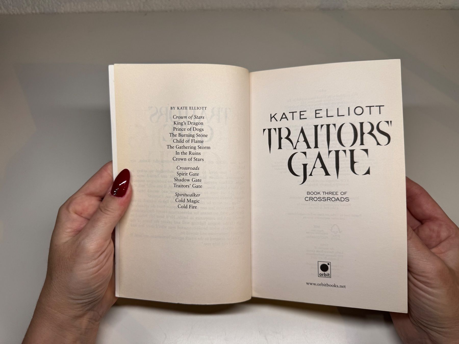 Libri: NOVEL: Kate Elliott, Traitors Gate – Usato da Grosswangen venduto da English_books 2