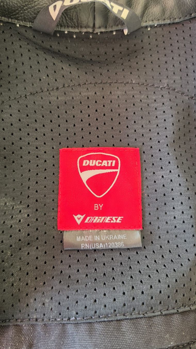 Ducati Giacche: Ducati Dainese Lederjacke Grösse 56 gebraucht – Nuovo (secondo la descrizione) da Embrach venduto da Villalunarossa 2