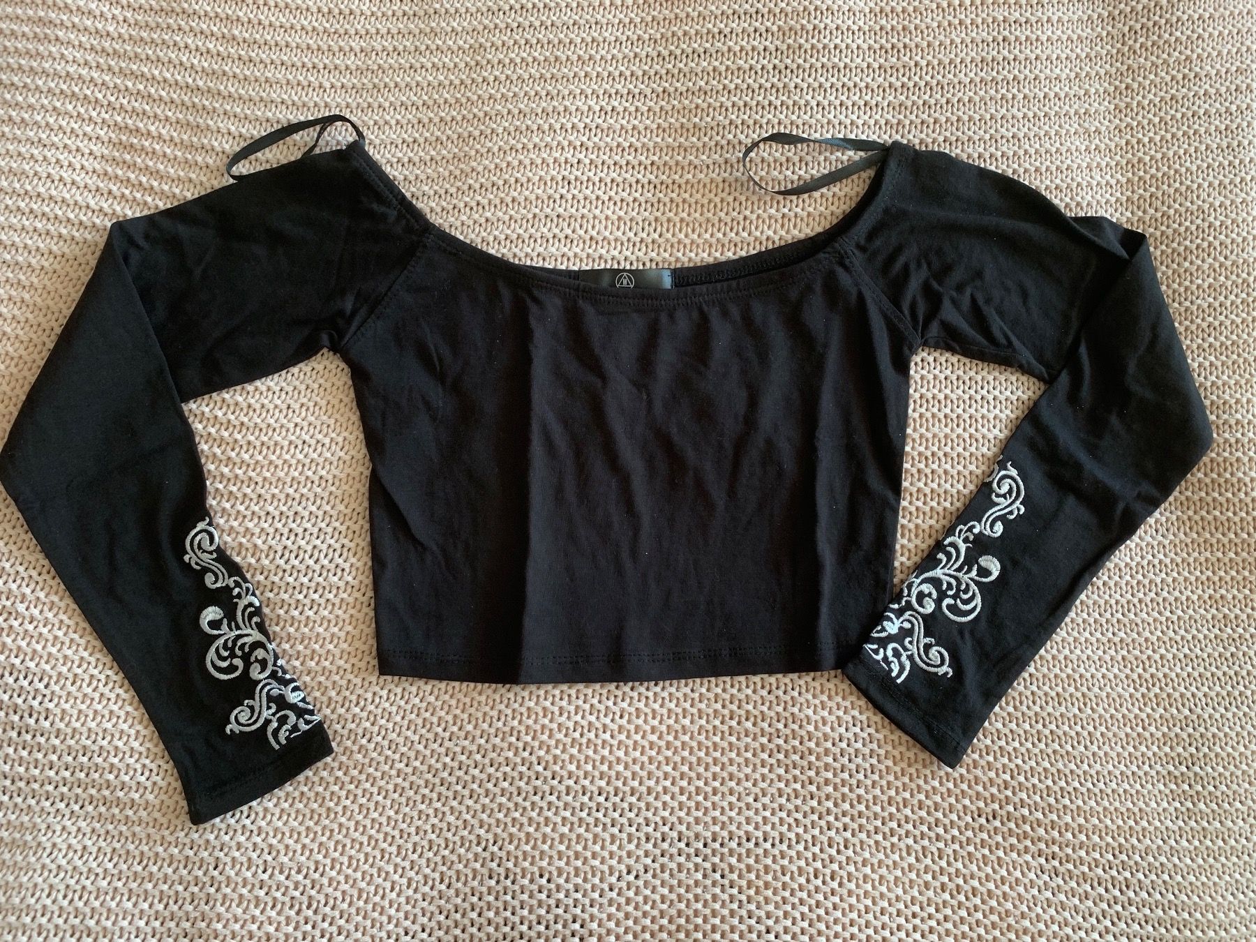 Camicette, T-shirt & Top: Crop top noir manches longues details – Nuovo e nell'imballaggio originale da Montreux venduto da iza_peche8