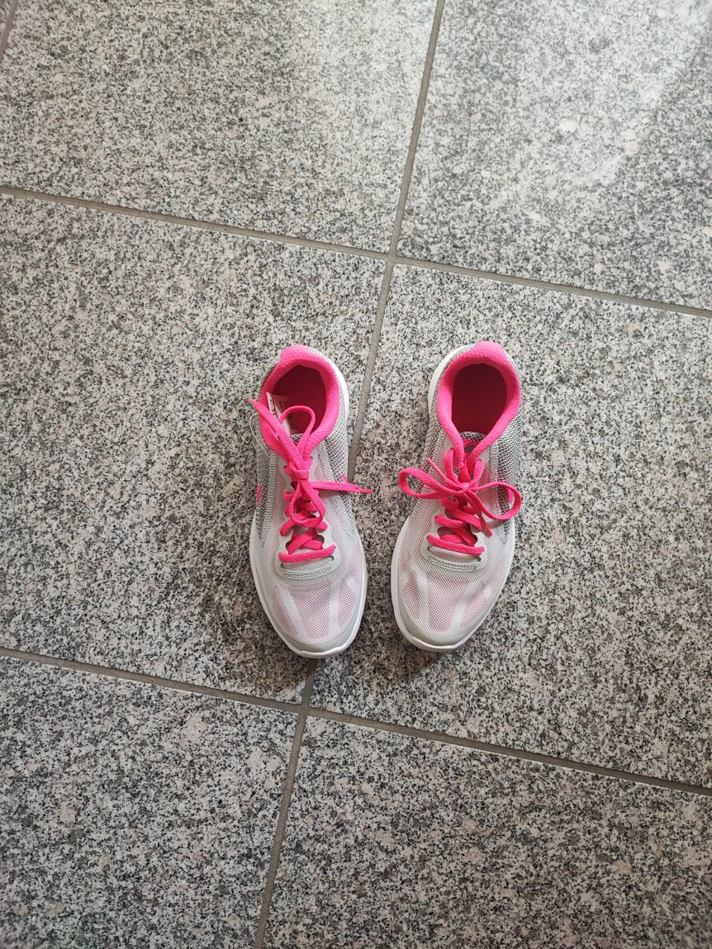 Nike Scarpe per ragazze: Nike Turnschuhe Gr. 37.5 NEU – Usato da Grabs venduto da Margelchopf1