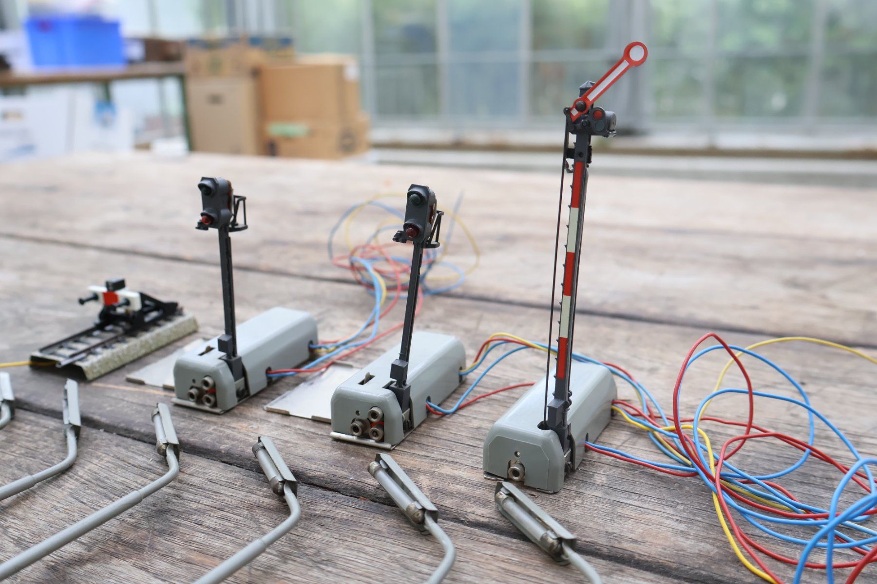Märklin Modellini di ferrovie: Märklin 10 x Signal/Laterne/Prellbock Set - H0 – Usato da Winterthur venduto da Monstera 2