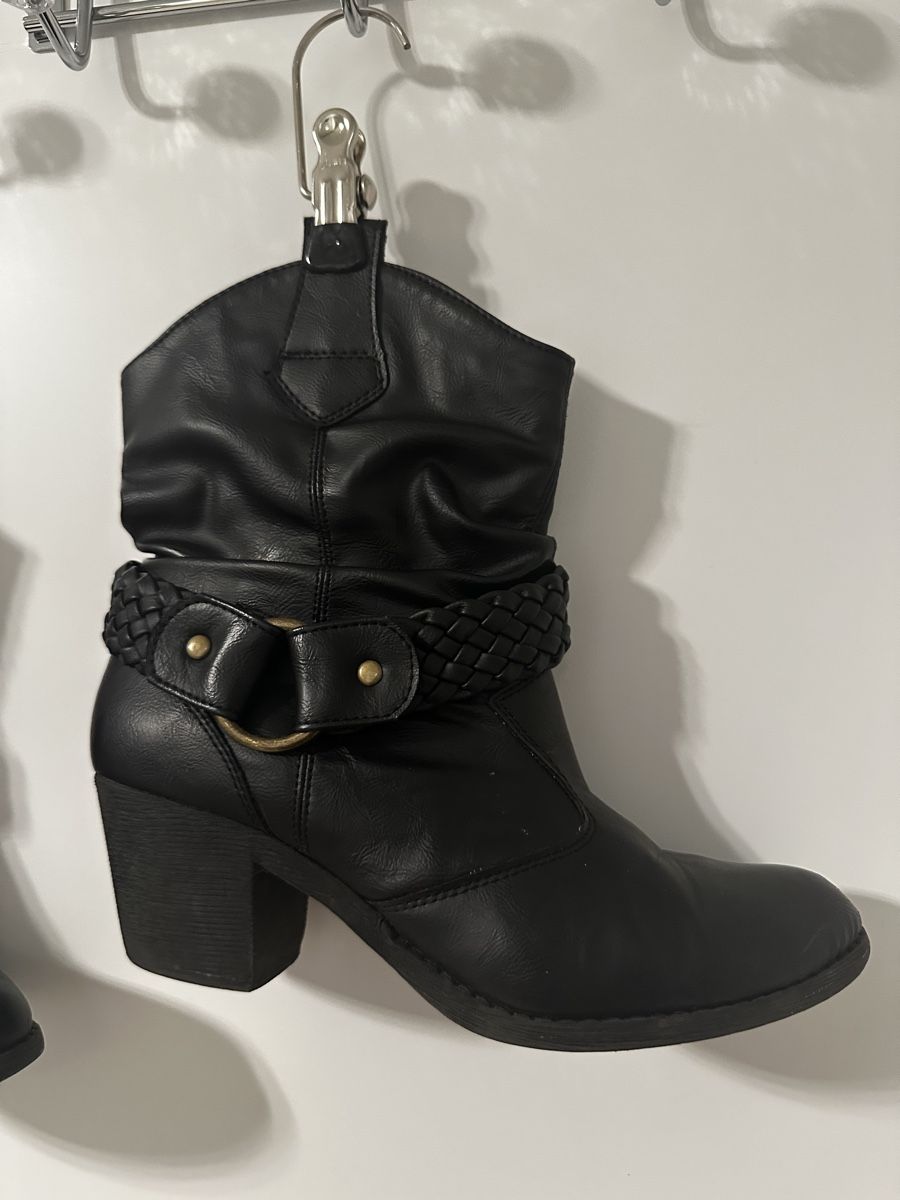 Chaussures femmes: Schwarze Damen Winterstiefeletten Gr. 40 bpc – D'occasion à Eglisau par Brewster1 4