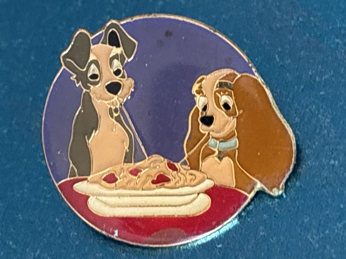 Plaquettes & Badges: Pin Susi und Strolch F – D'occasion à Lützelflüh-Goldbach par NicoleL.