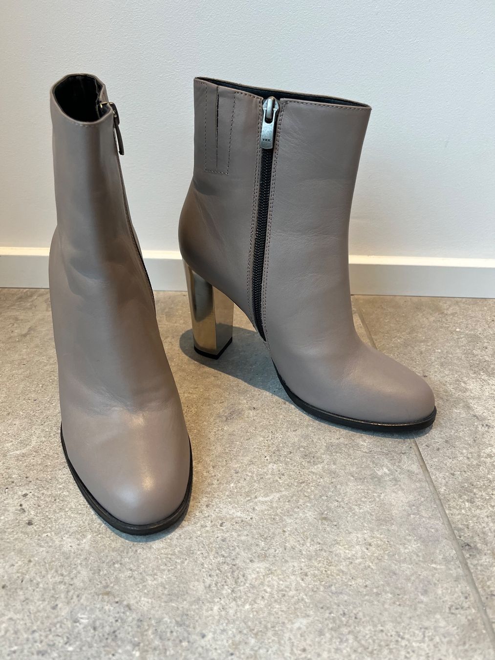 Kurt Geiger Scarpe da donna: Kurt Geiger Leder-Stiefelette in taupe – Usato da Ebmatingen venduto da Londoner18 1