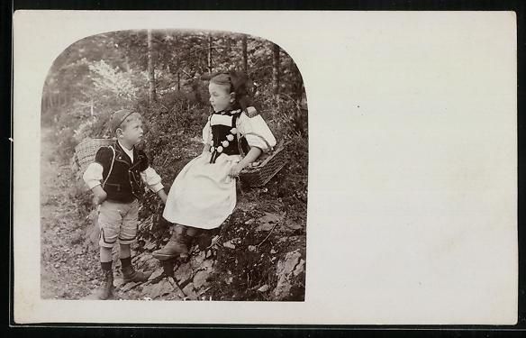 Cartoline postali: AK Kleines Trachtenpaar am Wegesrand – Usato da Berlin venduto da bartko-reher