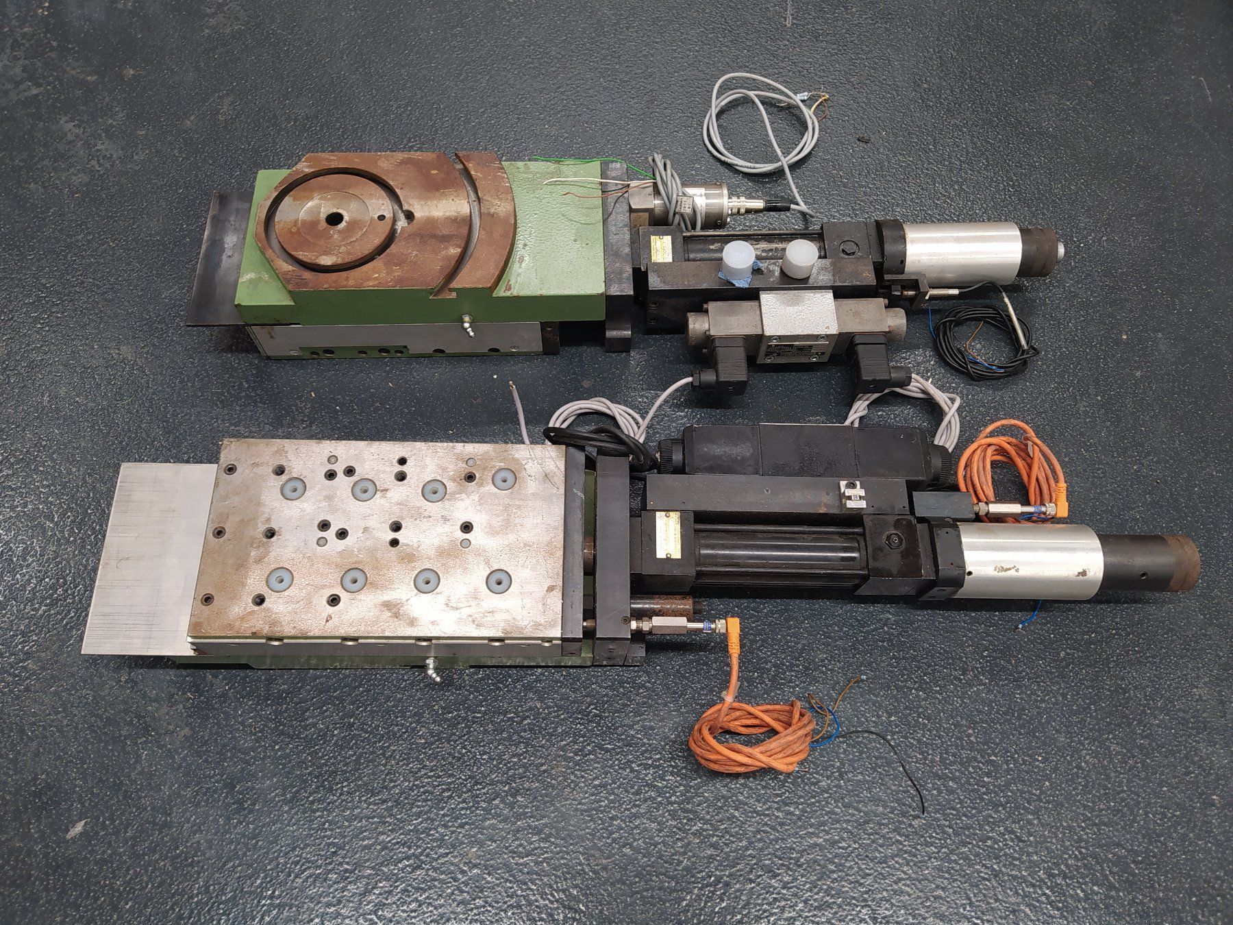 Autres pour métaux et serrurerie: axes hydrauliques pour machines – D'occasion à Attalens par Gmsa68