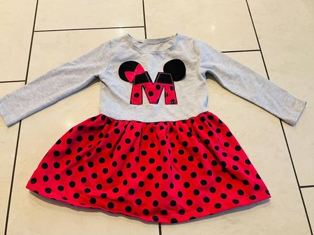 Mädchen Kleid mit "M" Druck, Grösse104 Top Zustand!