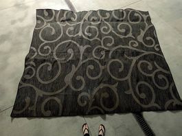 Grosser Outdoor-Teppich (320 × 300 cm) zu verschenken