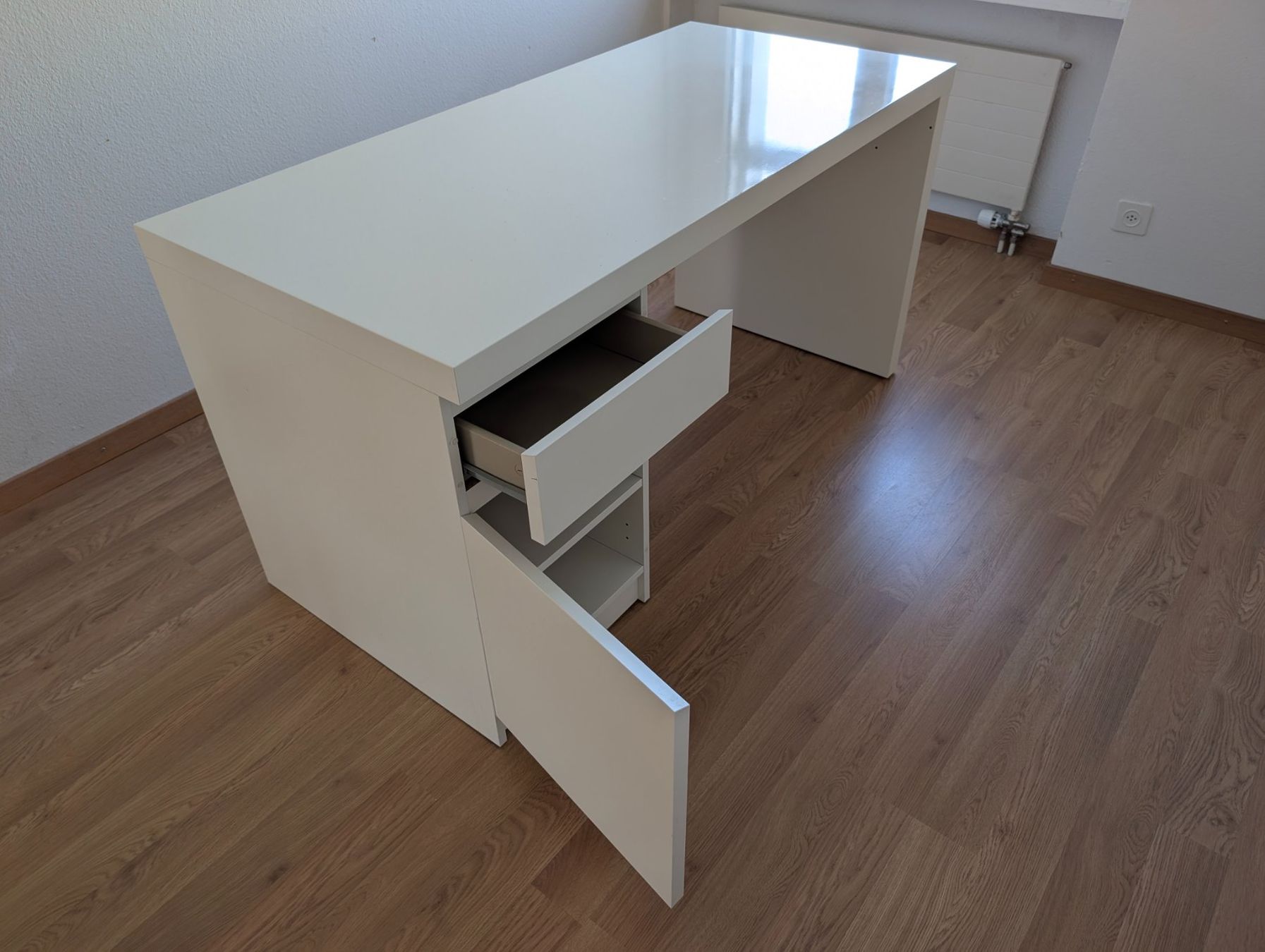Ikea Scrivanie: IKEA MALM Desk Schreibtisch – Usato da Trimbach venduto da mad_kz9q 1