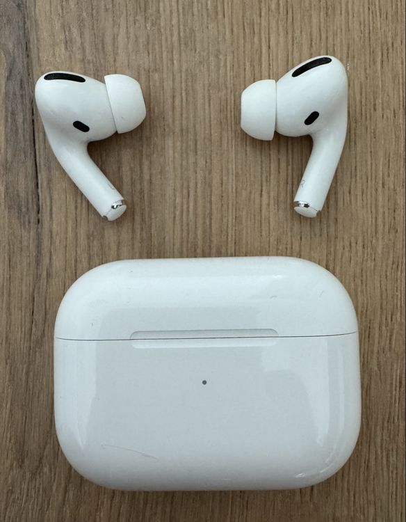 Apple AirPods Pro with Wireless charging Case 3