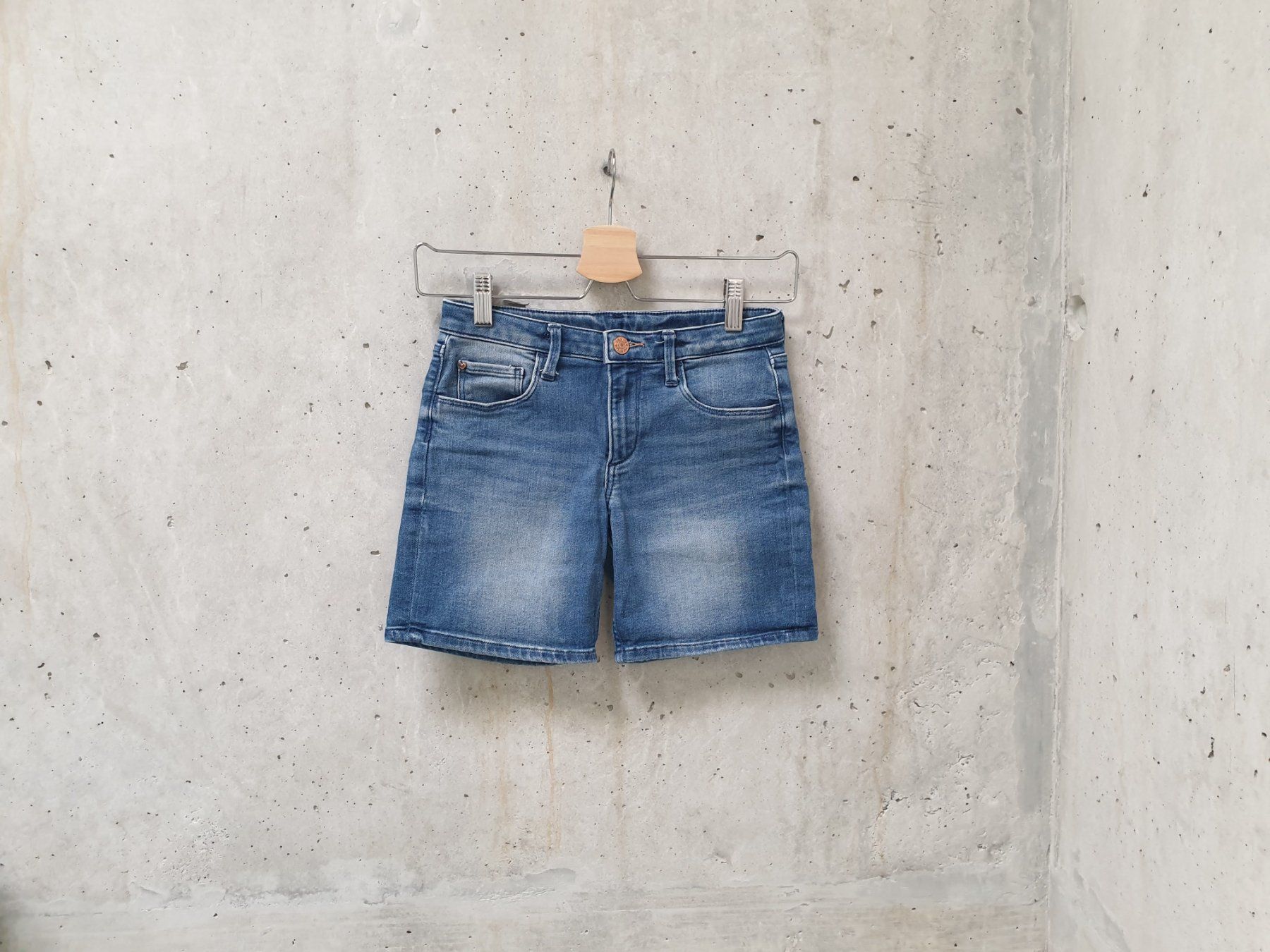 H&M Hosen: Short en jeans H&M, bleu denim, basic, fille, taille 140 – Gebraucht aus Fribourg von fripons
