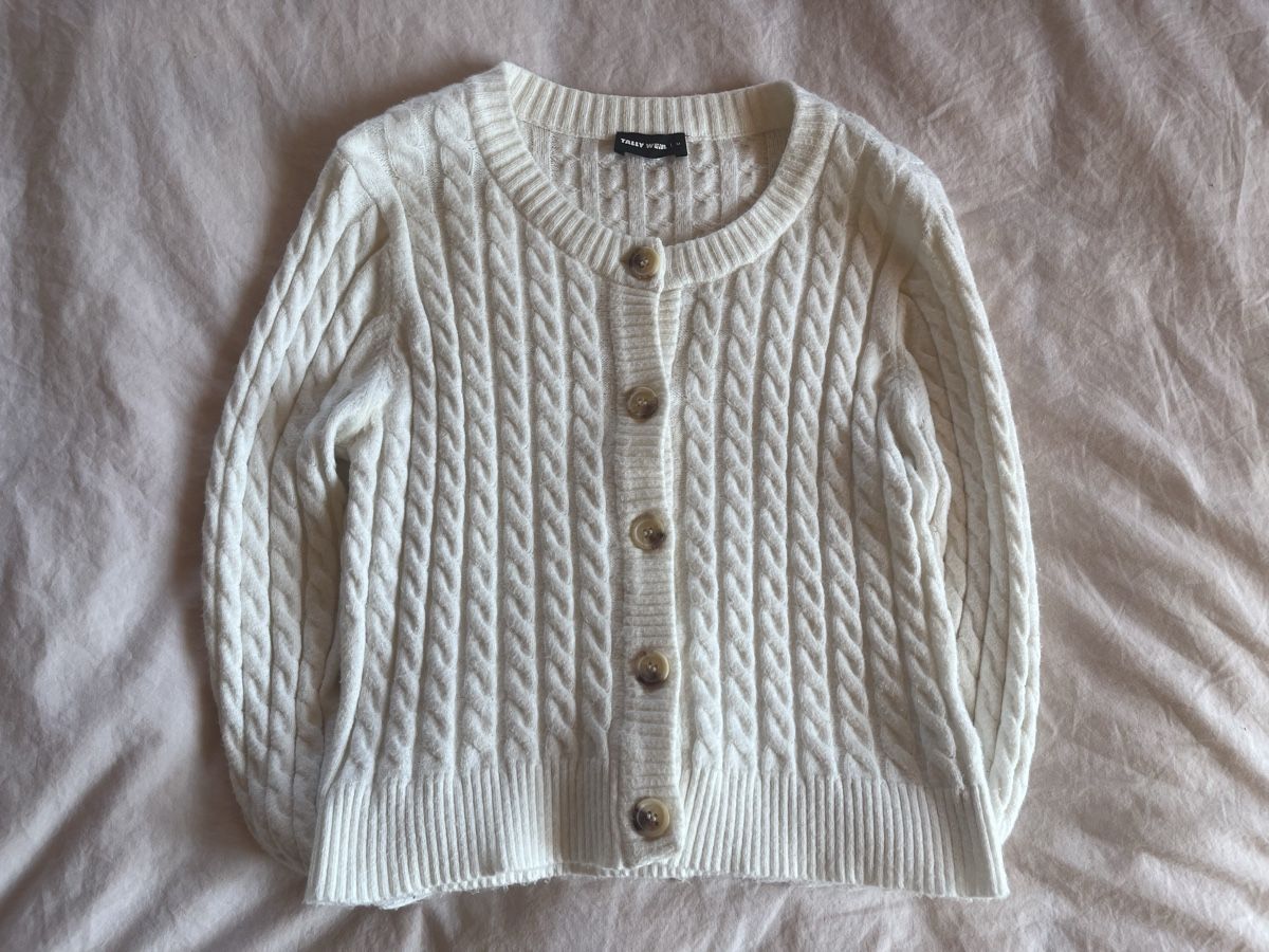 Pulls & Sweat-shirts: Weisse Strickjacke – D'occasion à Frauenfeld par secondhand2hand