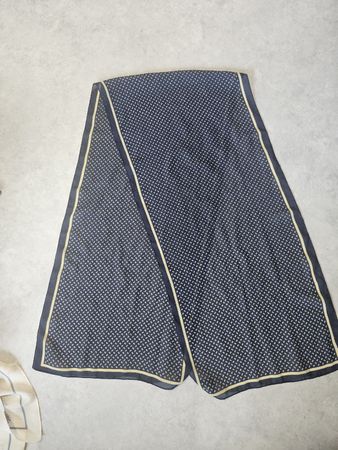 Foulard bleu motif géométrique bordure jaune neuf