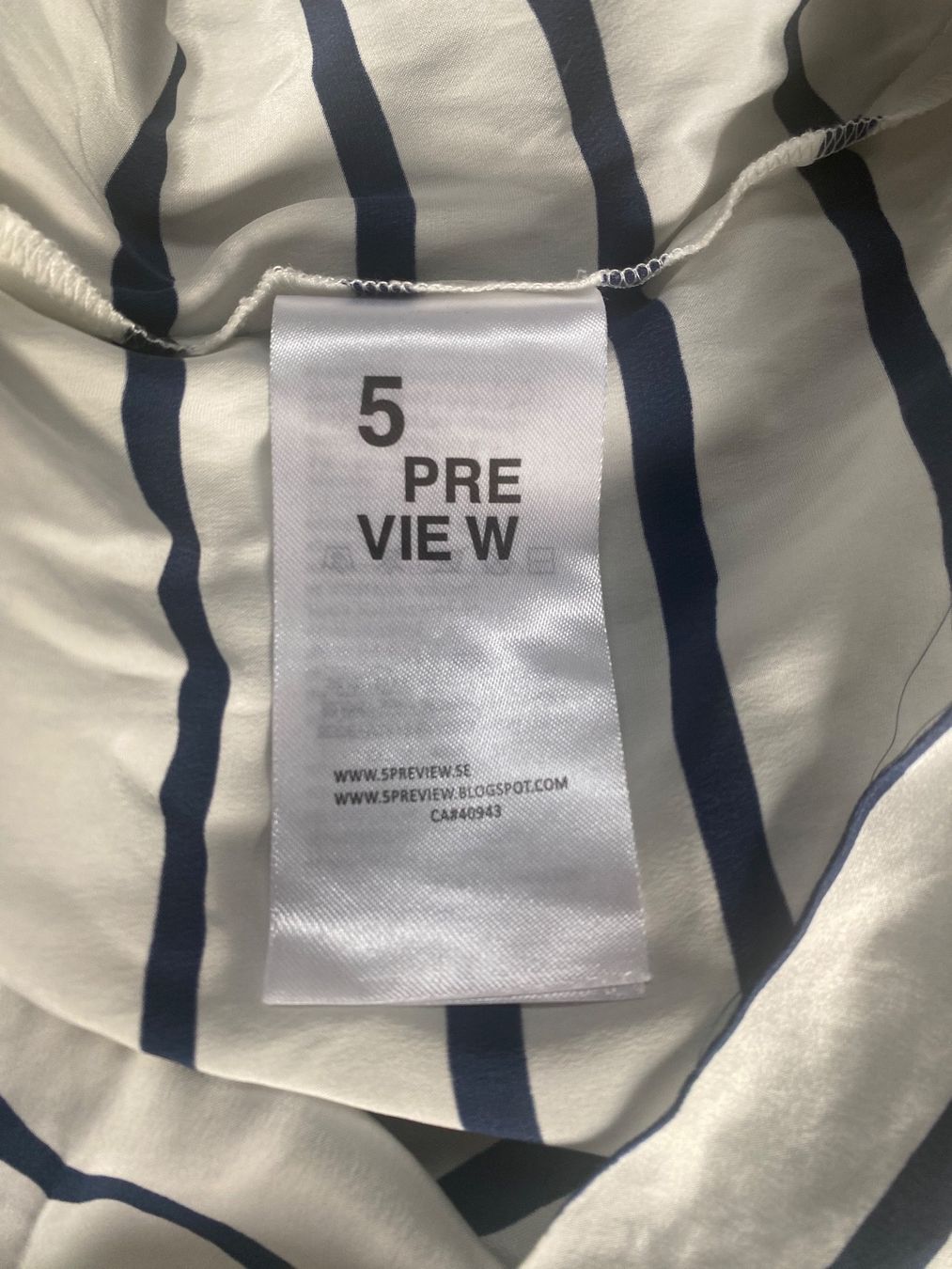 Tops: Top blau weiss gestreift Seide – Gebraucht aus Chur von simhofstr 5