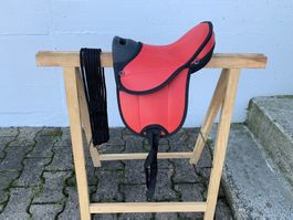 schönes rotes Ponysätteli