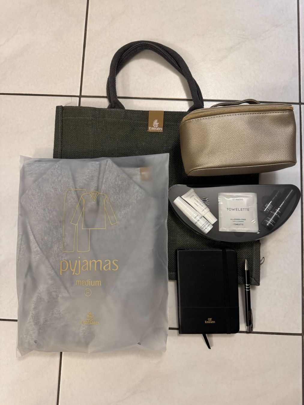 Negligees & Pyjamas: NEU - Emirates FIRST CLASS  SET Nr. 2 – Neu und originalverpackt aus Maienfeld von Fashion_2009