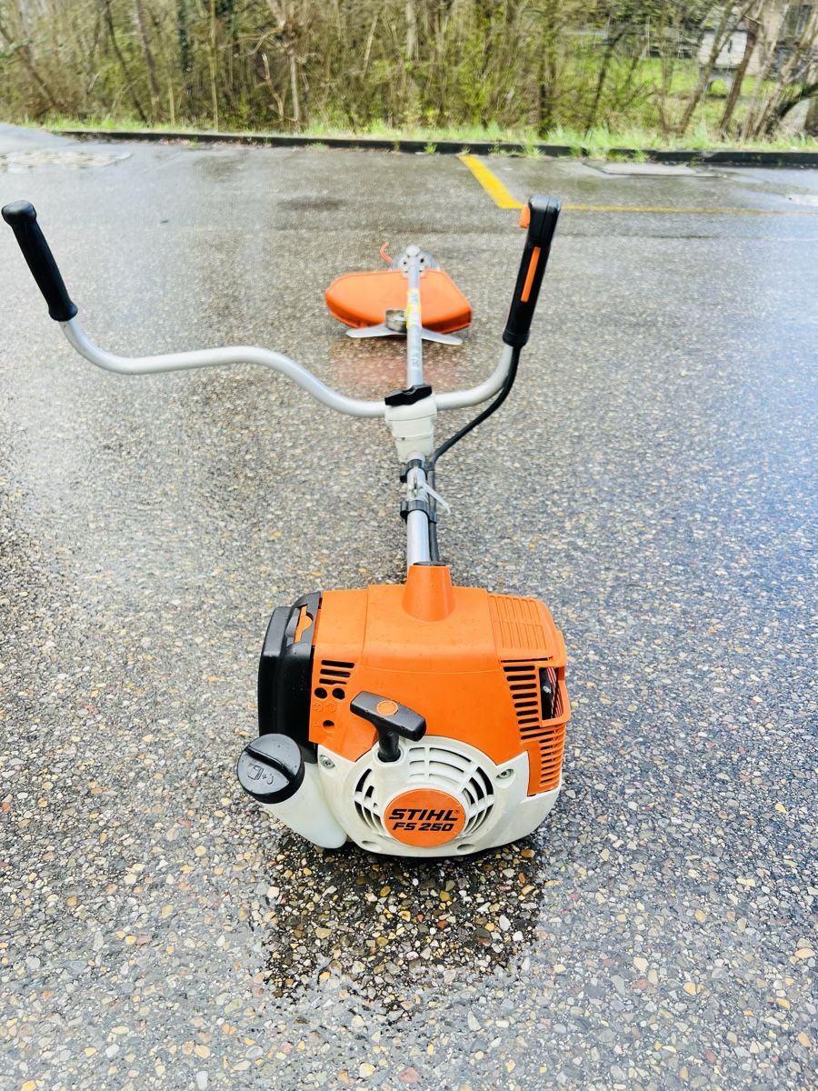Stihl Tutti gli attrezzi: Rasentrimmer Stihl FS 250 – Usato da Urdorf venduto da Faz_19 1