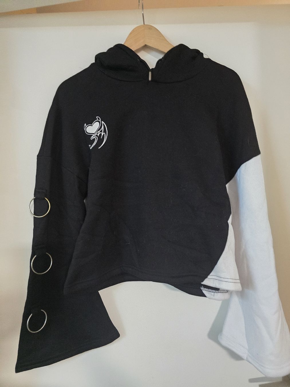 Pullover & Sweatshirts: Damen Pullover schwarz weiss Grösse S mit Ringen – Gebraucht aus Bülach von Cat_2.5