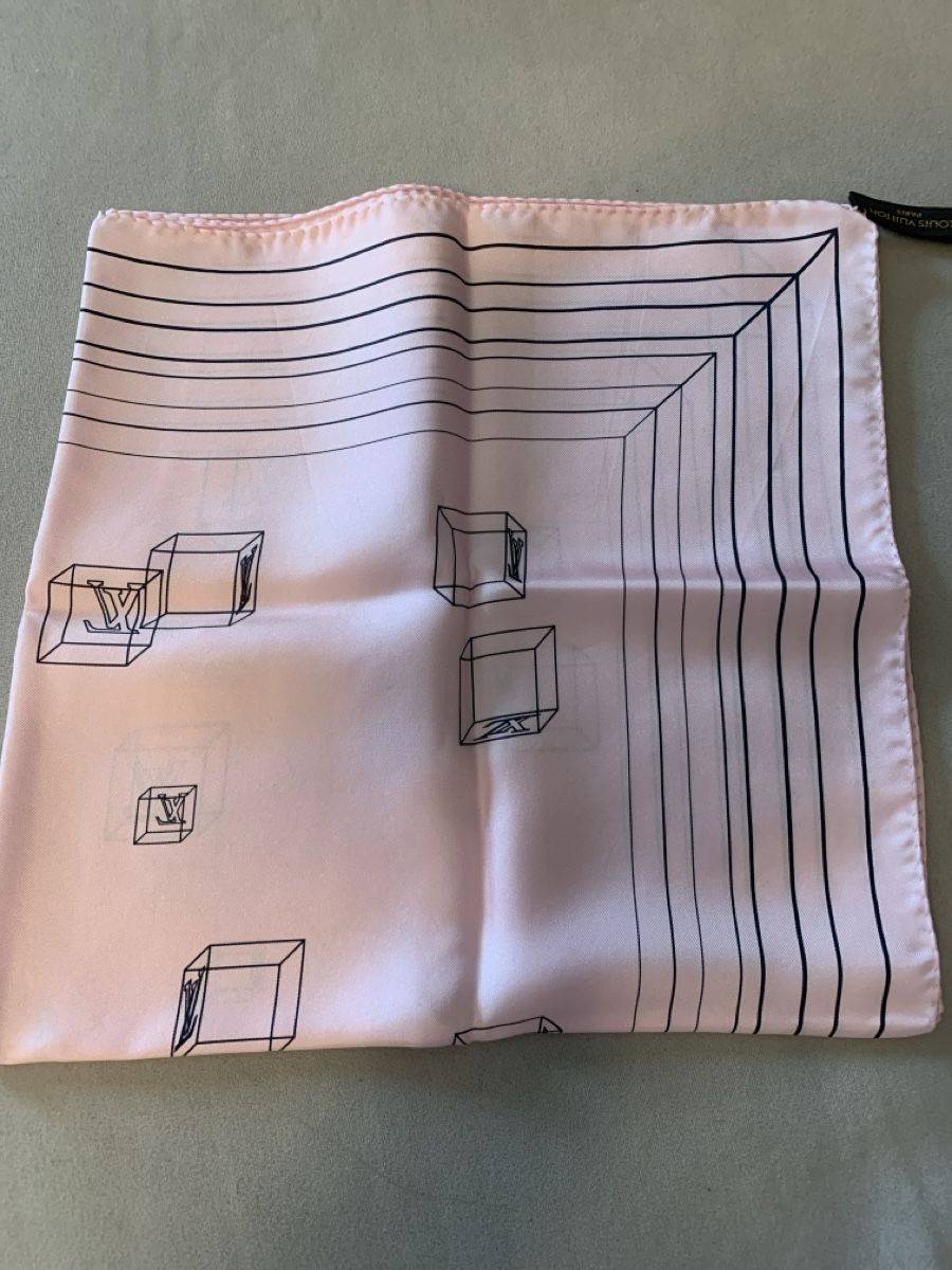 Louis Vuitton Foulard & Sciarpe: Louis vuiton Foulard – Nuovo (secondo la descrizione) da Bergdietikon venduto da zor_856j 4